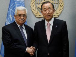 El secretario general de las Naciones Unidas, Ban Ki-moon (d) saluda la presidente palestino, Mahmud Abás. AP  /