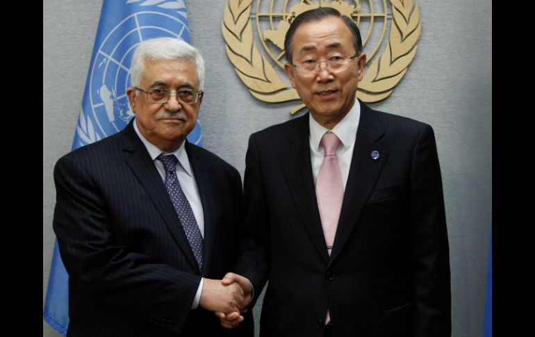 El secretario general de las Naciones Unidas, Ban Ki-moon (d) saluda la presidente palestino, Mahmud Abás. AP  /