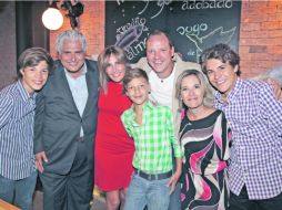 Socios y familia. Luis Eduardo Hermosillo, Chuy Kabande, Ana Luisa Vergara, Juan Diego, Eduardo “Morsa”, Rosy y Juan Pablo Hermosillo.  /