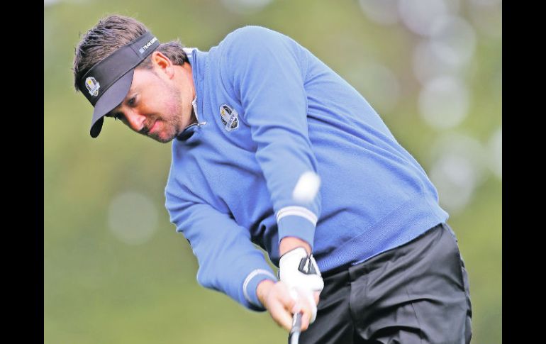 Ensayo. Graeme McDowell realiza un tiro de salida, durante la ronda de práctica del equipo europeo. AFP  /