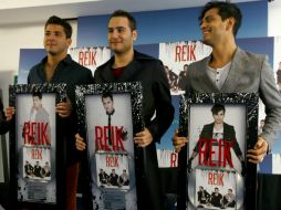 Reik recibió hoy Disco de Platino por su álbum Peligro, el cual también presentó en su nueva edición especial. AP  /