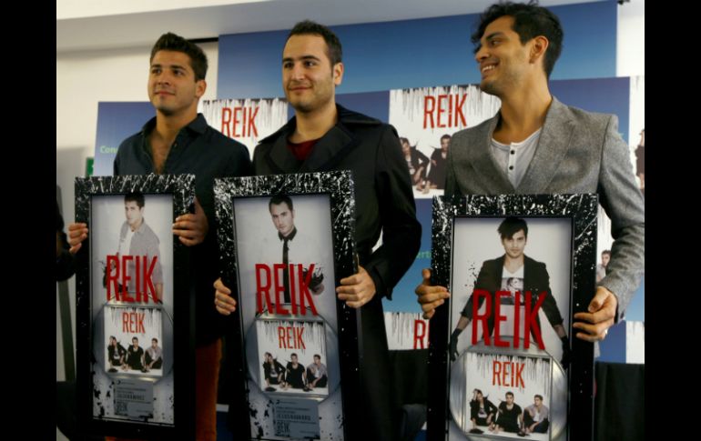 Reik recibió hoy Disco de Platino por su álbum Peligro, el cual también presentó en su nueva edición especial. AP  /