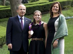 Alejandra Orozco junto al Presidente Calderó y su esposa en una visita a Los Pinos. MEXSPORT  /