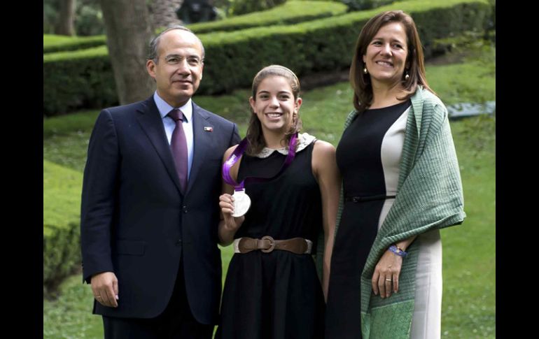 Alejandra Orozco junto al Presidente Calderó y su esposa en una visita a Los Pinos. MEXSPORT  /