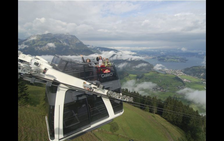 Este teleférico, adaptado para discapacitados, no es como los otros: su cabina puede acoger a 60 pasajeros (30 en cada nivel). EFE  /