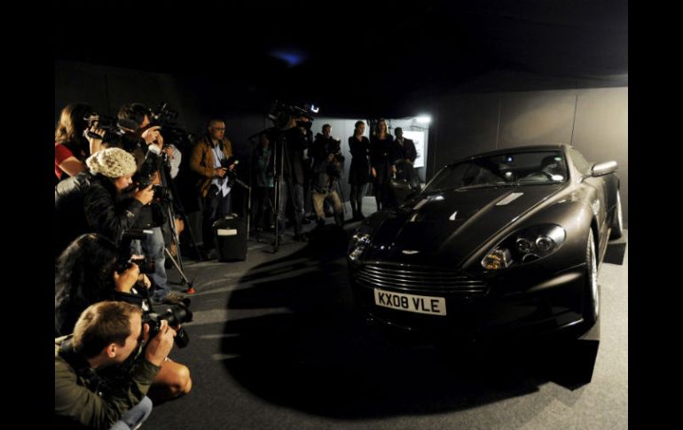 El Aston Martin negro conducido por el actor Daniel Craig en Quantum Of Solace es el artículo más valioso. EFE  /