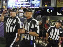 El equipo de árbitros llegó a Baltimore para dirigir el partido entre los Ravens y los Browns de Cleveland. REUTERS  /