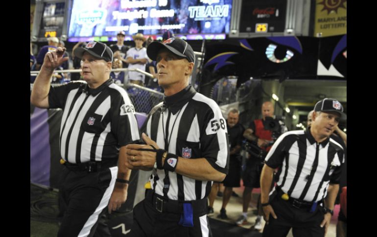 El equipo de árbitros llegó a Baltimore para dirigir el partido entre los Ravens y los Browns de Cleveland. REUTERS  /