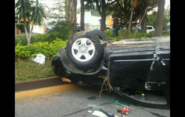 Madre e hija quienes abordaban un Nissan (en la imagen) resultaron ilesas.  /