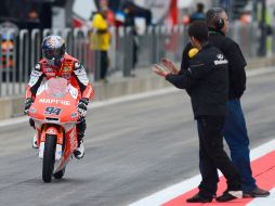 El piloto alemán Jonas Folger es felicitado después de tomar la primera posición de la Moto3, en el Motorland en Alcañiz. AFP  /