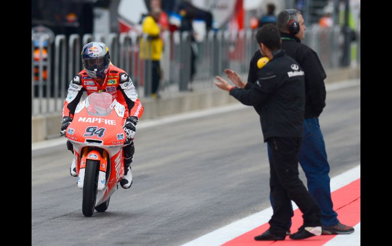 El piloto alemán Jonas Folger es felicitado después de tomar la primera posición de la Moto3, en el Motorland en Alcañiz. AFP  /