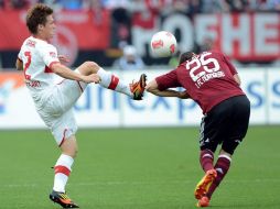 El jugador del Stuttgart, Gotoku Sakai (i), lucha por el balón con el argentino Javier Pinola, del Nuremberg. EFE  /