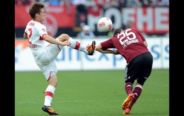 El jugador del Stuttgart, Gotoku Sakai (i), lucha por el balón con el argentino Javier Pinola, del Nuremberg. EFE  /