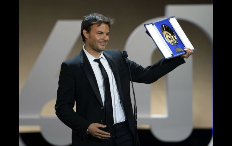 El director de la película, François Ozon sostiene la Concha de Oro, premio a la mejor película del Festival de San Sebastián. REUTERS  /