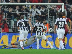 Arturo Vidal (centro) dispara para vencer al arquero de la Roma y poner el segundo gol de la Juventus en el marcador. EFE  /