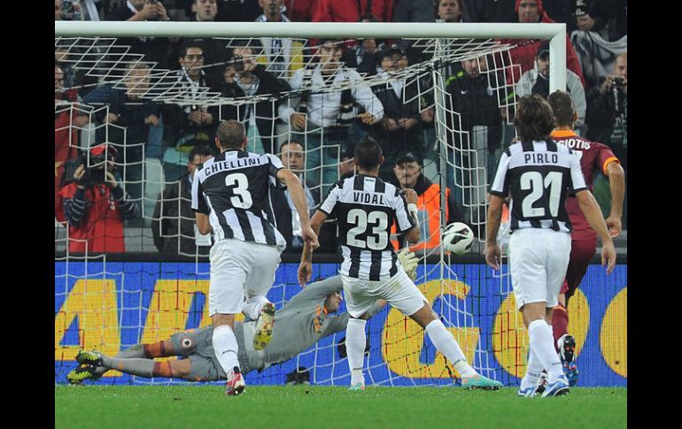 Arturo Vidal (centro) dispara para vencer al arquero de la Roma y poner el segundo gol de la Juventus en el marcador. EFE  /