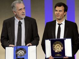 El ganador de la Concha de Oro a la mejor película, François Ozon, y de la Concha de Plata al mejor director, Fernando Trueba. EFE  /