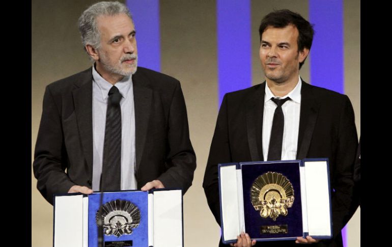 El ganador de la Concha de Oro a la mejor película, François Ozon, y de la Concha de Plata al mejor director, Fernando Trueba. EFE  /