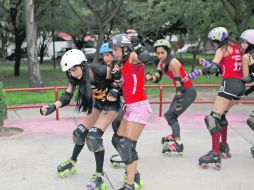 Jimena Zaldívar, una de las fundadoras del Roller Derby en Guadalajara, bloquea a una de sus rivales, en el Parque de las Estrellas.  /