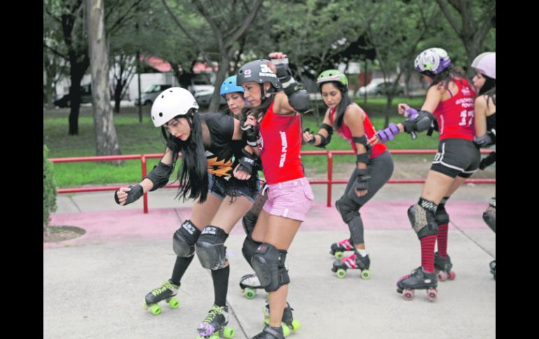 Jimena Zaldívar, una de las fundadoras del Roller Derby en Guadalajara, bloquea a una de sus rivales, en el Parque de las Estrellas.  /