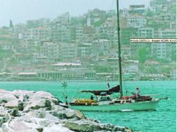 Embarcación. El Catalunya llegando sin novedad al Puerto de Izmir en Turquia. ESPECIAL  /