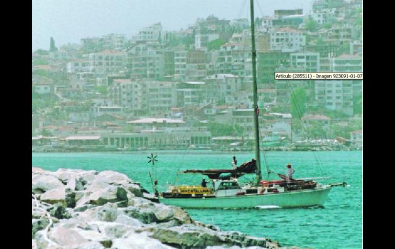 Embarcación. El Catalunya llegando sin novedad al Puerto de Izmir en Turquia. ESPECIAL  /