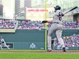 Para la calle. Miguel Cabrera observa su batazo que se voló la barda y produjo tres carreras. AP  /