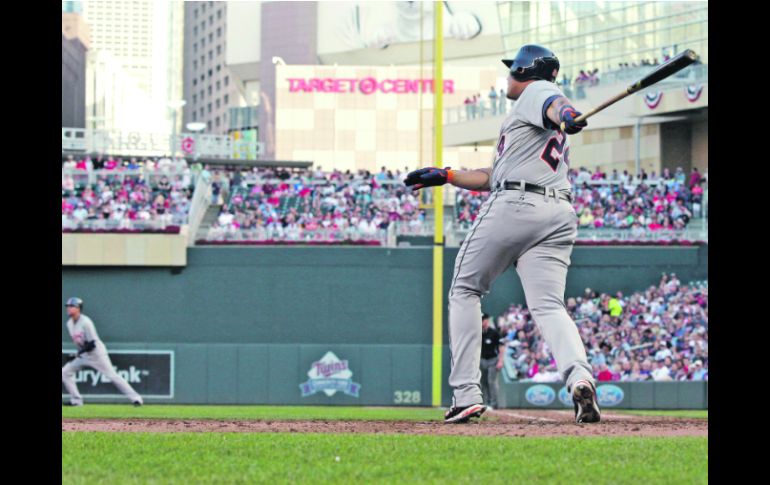 Para la calle. Miguel Cabrera observa su batazo que se voló la barda y produjo tres carreras. AP  /