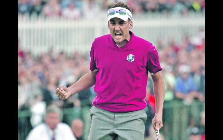 Cuando parecía que los estadounidenses aseguraban la reconquista de la Copa, Ian Poulter registró birdie en sus últimos cinco hoyos.AFP  /