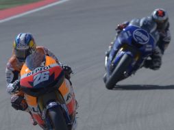 Jorge Lorenzo seguido de cerca por Dani Pedrosa. AP  /