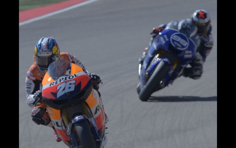 Jorge Lorenzo seguido de cerca por Dani Pedrosa. AP  /