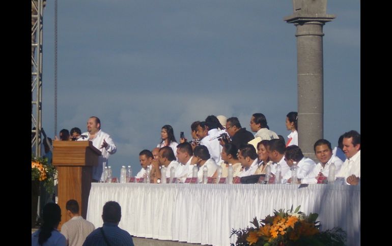 Guerrero Martínez exhortó a diputados y al gobernador a trabajar para sacar a Vallarta 'del bache en que se encuentra'.  /