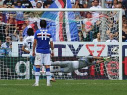 Cavani cobra el penal con el que el Nápoles se queda con la victoria ante la Sampdoria. AP  /