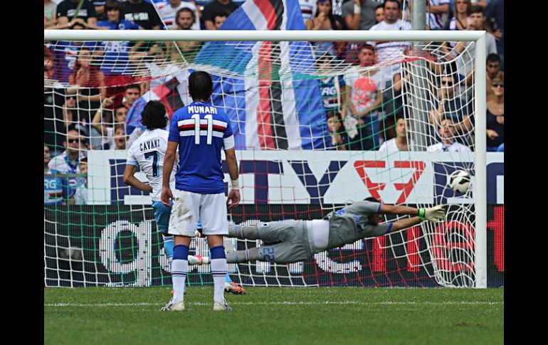 Cavani cobra el penal con el que el Nápoles se queda con la victoria ante la Sampdoria. AP  /