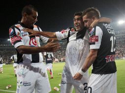 Nery Castillo festeja con sus compañeros durante el encuentro del sábado por la noche ante Chivas. NTX  /