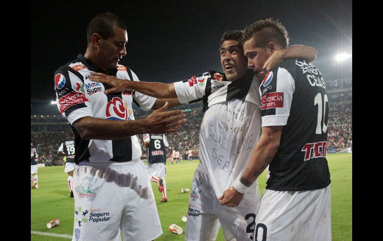 Nery Castillo festeja con sus compañeros durante el encuentro del sábado por la noche ante Chivas. NTX  /