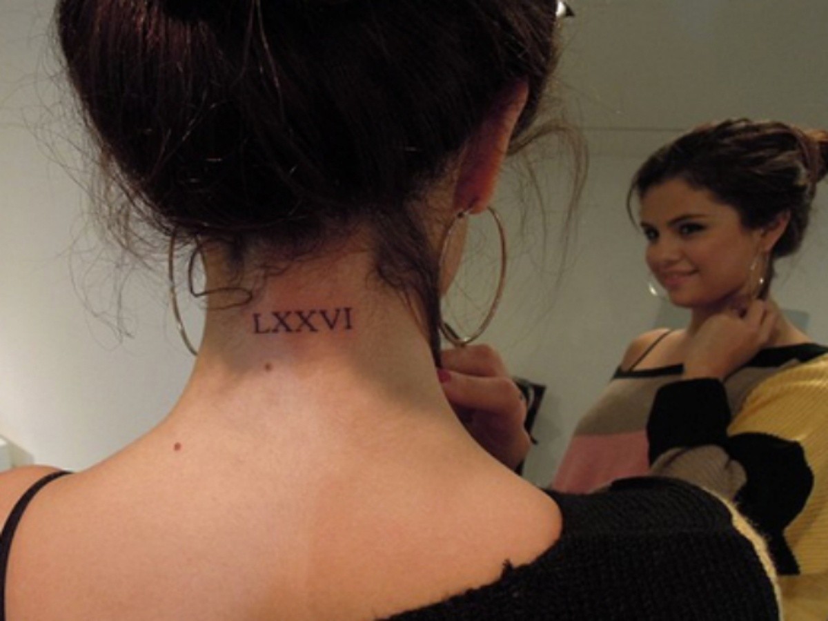 Selena Gomez se tatúa el 76 en números romanos | El Informador