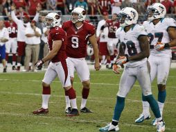 Jay Feely (izq) ve com conecta el gol de campo que le dio la victoria a los Cardenales. AP  /