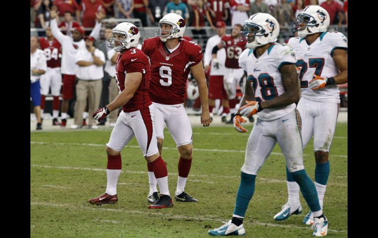 Jay Feely (izq) ve com conecta el gol de campo que le dio la victoria a los Cardenales. AP  /