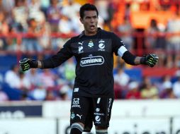 Oswaldo Sánchez celebra el priemr gol de Santos en el partido. MEXSPORT  /