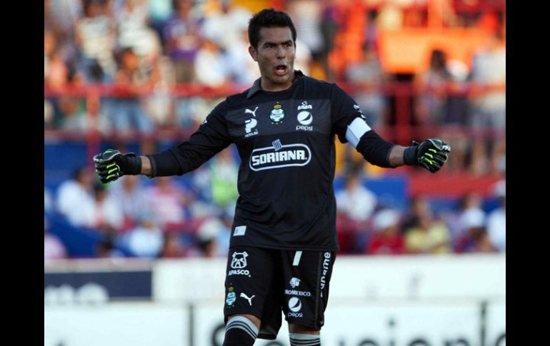 Oswaldo Sánchez celebra el priemr gol de Santos en el partido. MEXSPORT  /