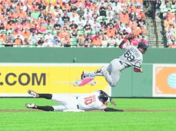 Adam Jones, de Baltimore, es puesto fuera en la segunda base por José Iglesias. AFP  /