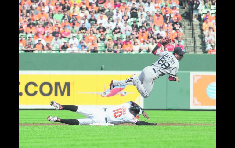 Adam Jones, de Baltimore, es puesto fuera en la segunda base por José Iglesias. AFP  /