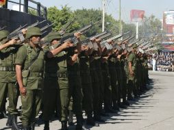 Salvas durante la ceremonia en honor a los Niños Héroes en Guadalajara.  /