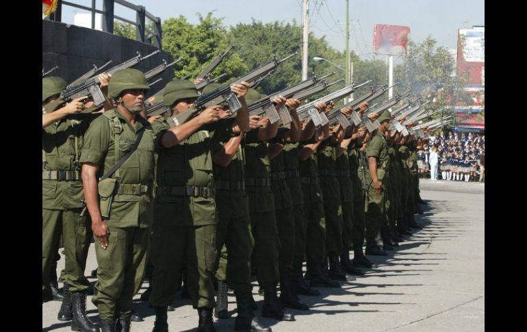 Salvas durante la ceremonia en honor a los Niños Héroes en Guadalajara.  /