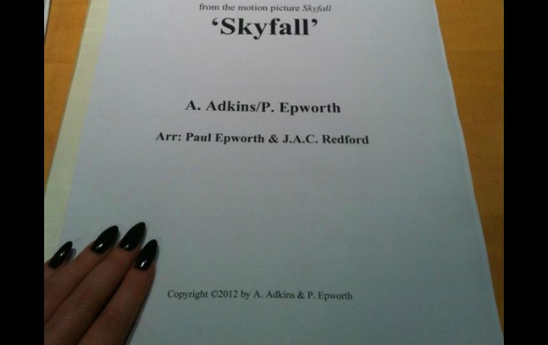 Esta es la foto que Adele subió a Twitter. Se observa una hoja con el nombre de la cinta ''Skyfall'. (Twitter @OfficialAdele). ESPECIAL  /