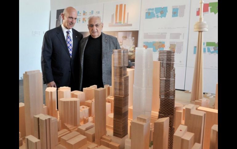 El empresario David Mirvish y el arquitecto Frank Gehry contemplan la maqueta de lo que será este nuevo desarrollo. EFE  /