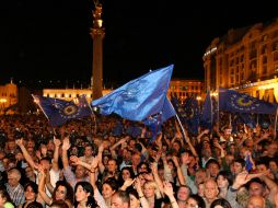 Partidarios de la oposición celebran en la Plaza Central la victoria del  'Sueño Georgiano'. AP  /