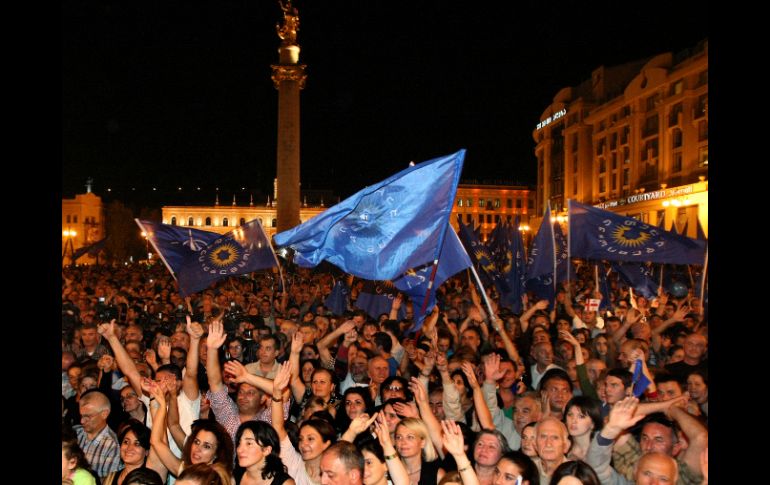 Partidarios de la oposición celebran en la Plaza Central la victoria del  'Sueño Georgiano'. AP  /