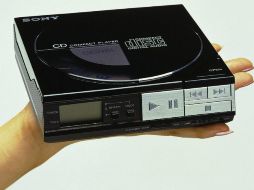 Fotografía facilitada por SONY del D-50, el primer reproductor portátil de la serie Discman, lanzado en 1984. EFE  /